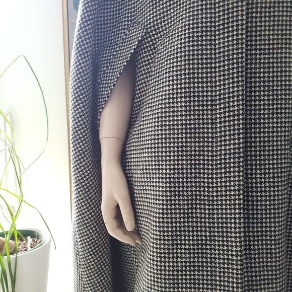 Jones New York | Knee-length Cape with Front Closure - Picture 7 of 9